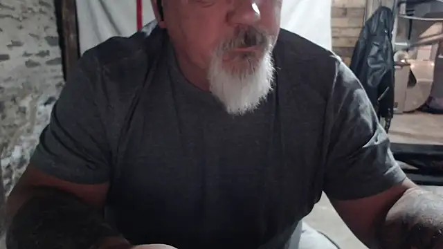 Newfiesausage1972 online show from November 20, 2025, 10:37 am