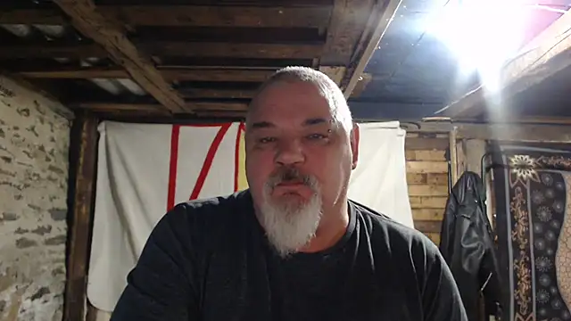 Newfiesausage1972 online show from December 17, 2025, 9:37 am