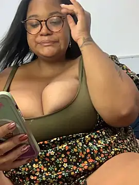 Snapshot of SweetLizzyBBW chatting on August 4, 2026, 10:45 pm SweetLizzyBBW online show from August 4, 2026, 10:45 pm