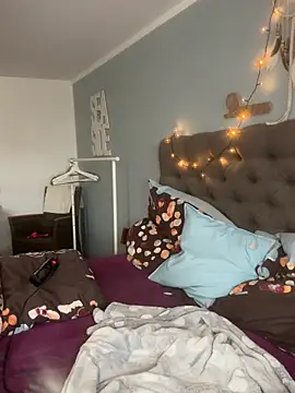 Liana Lou online show from April 12, 2026, 11:15 am