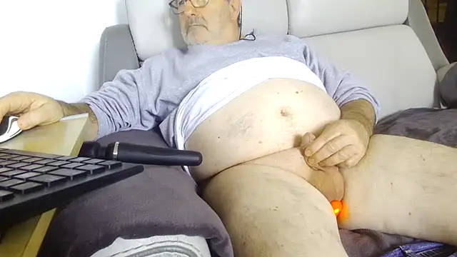 gillou1234 online show from November 8, 2025, 9:42 am