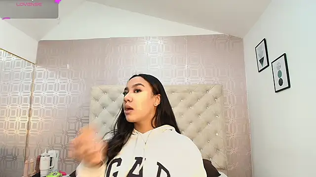 Snapshot of Sara_Desire chatting on February 22, 2025, 12:19 pm Sara Desire online show from February 22, 2025, 12:19 pm