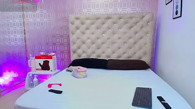 Snapshot of Sara_Desire chatting on March 15, 2025, 12:34 pm Sara Desire online show from March 15, 2025, 12:34 pm