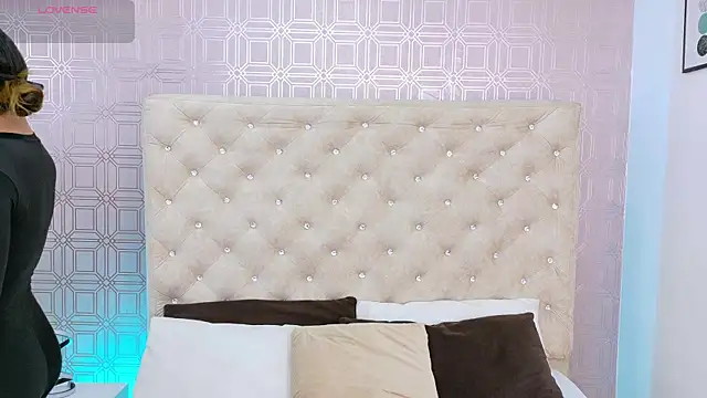 Snapshot of Sara_Desire chatting on October 4, 2025, 12:25 pm Sara Desire online show from October 4, 2025, 12:25 pm