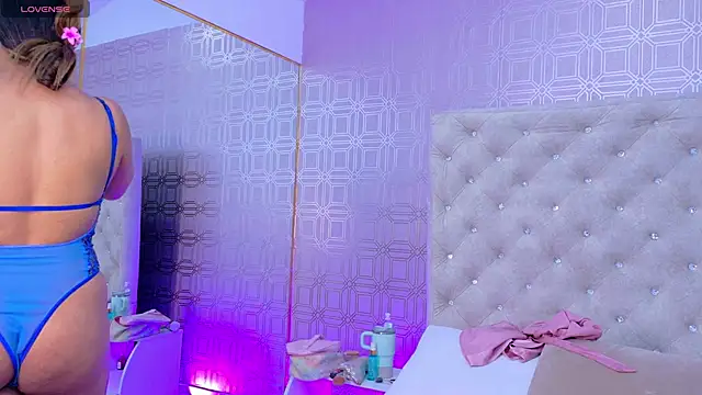 Snapshot of Sara_Desire chatting on October 9, 2025, 12:25 pm Sara Desire online show from October 9, 2025, 12:25 pm