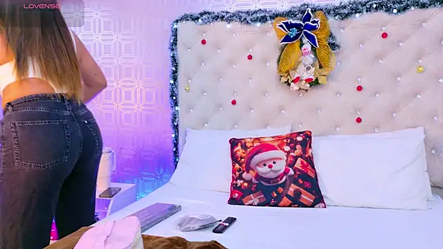 Snapshot of Sara_Desire chatting on December 4, 2025, 12:25 pm Sara Desire online show from December 4, 2025, 12:25 pm