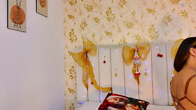 Snapshot of Sara_Desire chatting on December 14, 2025, 12:21 pm Sara Desire online show from December 14, 2025, 12:21 pm