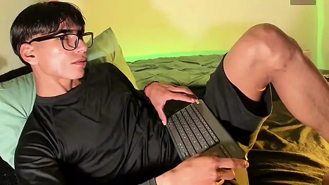 Snapshot of Teo_skinny chatting on March 22, 2025, 1:00 am Teo skinny online show from March 22, 2025, 1:00 am