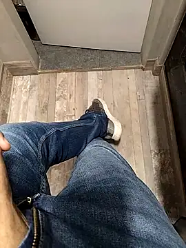 Snapshot of A_man_in_public chatting on November 21, 2025, 9:02 pm A man in public online show from November 21, 2025, 9:02 pm