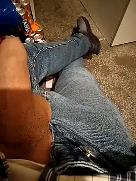 Snapshot of A_man_in_public chatting on December 15, 2025, 7:51 pm A man in public online show from December 15, 2025, 7:51 pm