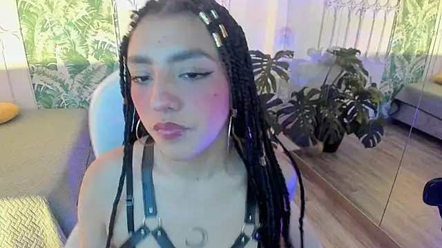 cute hollywood online show from December 19, 2025, 8:27 pm