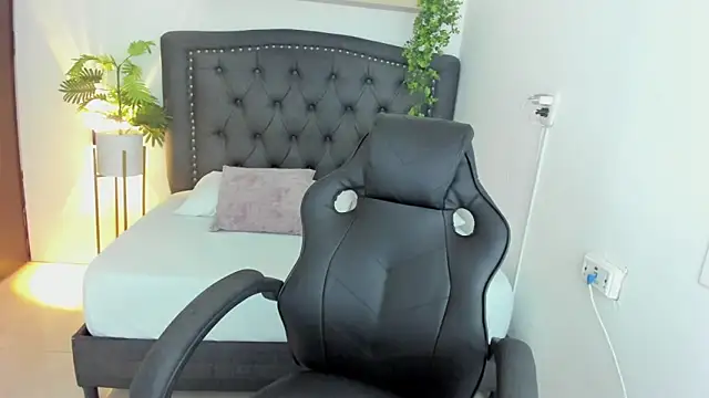 Snapshot of zoe_danae_ chatting on December 29, 2024, 3:24 pm zoe danae online show from December 29, 2024, 3:24 pm