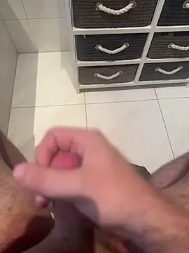 Deralboaus01 online show from April 20, 2026, 2:42 pm