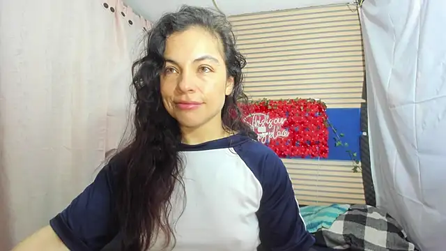 Snapshot of rosse_2504 chatting on May 17, 2026, 10:22 am rosse 2504 online show from May 17, 2026, 10:22 am