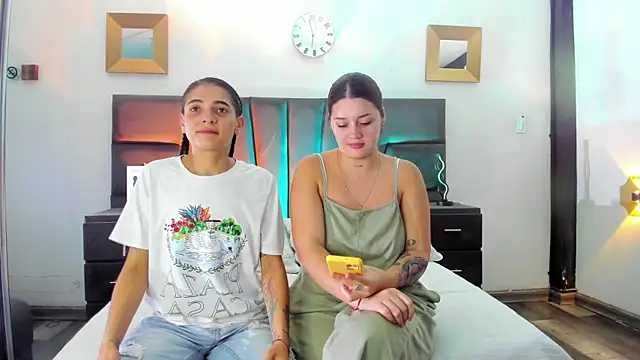 Snapshot of AndreaAndKarina chatting on December 2, 2024, 12:29 pm AndreaAndKarina online show from December 2, 2024, 12:29 pm