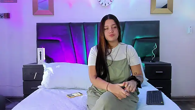 Snapshot of AndreaAndKarina chatting on January 14, 2025, 12:35 pm AndreaAndKarina online show from January 14, 2025, 12:35 pm