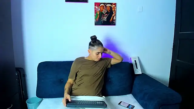 Snapshot of AndreaAndKarina chatting on September 29, 2025, 8:57 pm AndreaAndKarina online show from September 29, 2025, 8:57 pm