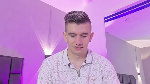 MikaelSlow online show from April 8, 2026, 4:34 am