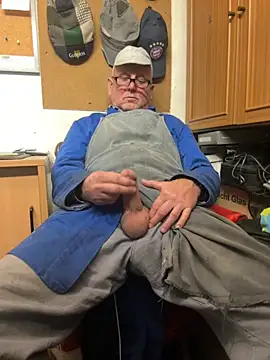 Snapshot of oldgayman chatting on November 4, 2025, 7:24 pm oldgayman online show from November 4, 2025, 7:24 pm