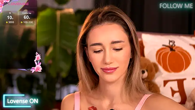 EmilyRaymont online show from November 3, 2025, 5:20 am