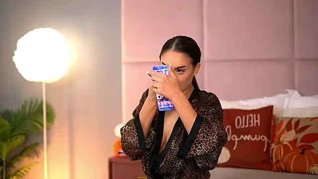 AlmaLuv online show from November 28, 2025, 4:48 am