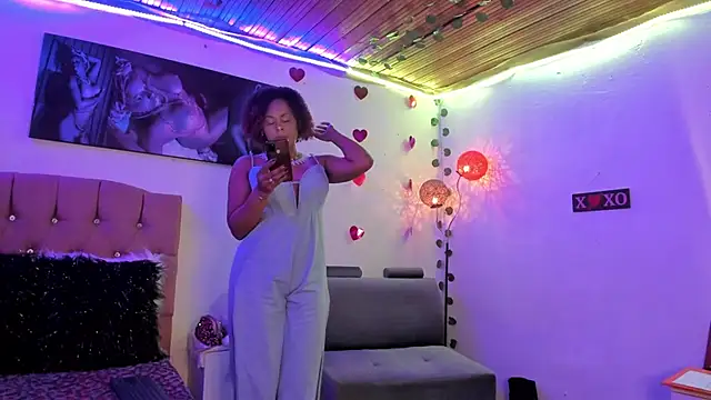 Snapshot of Camille_rose_ chatting on March 15, 2025, 3:27 pm Camille rose online show from March 15, 2025, 3:27 pm