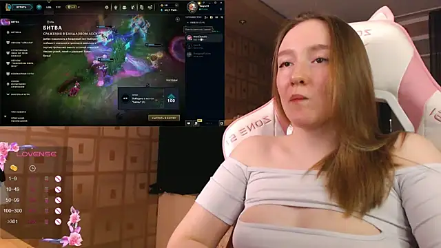 MoonlishSiren online show from October 3, 2025, 6:27 pm