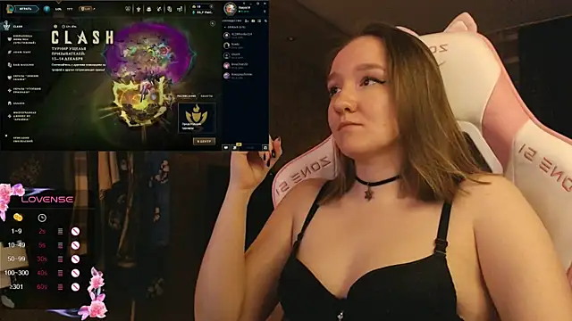 MoonlishSiren online show from December 14, 2025, 6:12 pm