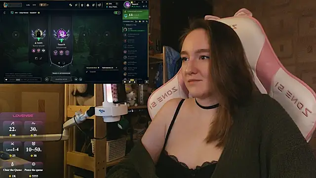 MoonlishSiren online show from June 18, 2026, 8:24 pm