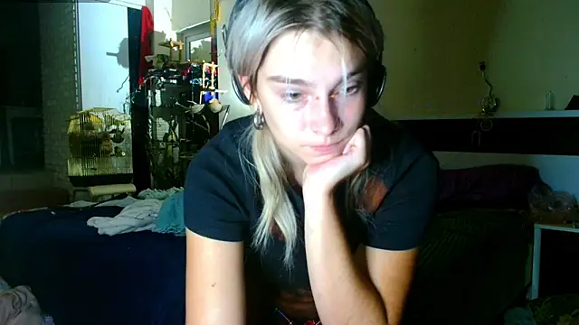 Sophie Bell online show from September 10, 2025, 4:51 pm