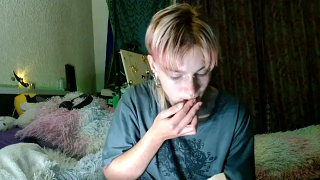 Sophie Bell online show from May 15, 2026, 7:43 pm