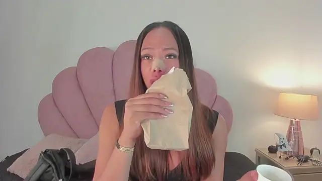 Nicole Paradise online show from October 27, 2025, 2:43 pm