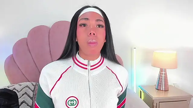 Nicole Paradise online show from December 15, 2025, 12:53 pm