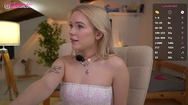 Snapshot of LexieLoree chatting on January 17, 2026, 4:06 am LexieLoree online show from January 17, 2026, 4:06 am