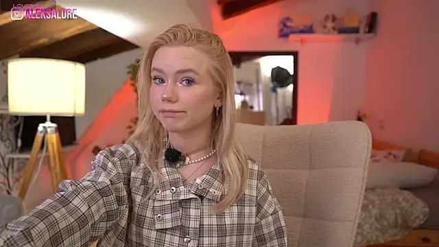 Snapshot of LexieLoree chatting on February 7, 2026, 4:05 am LexieLoree online show from February 7, 2026, 4:05 am