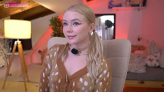 Snapshot of LexieLoree chatting on February 9, 2026, 4:05 am LexieLoree online show from February 9, 2026, 4:05 am