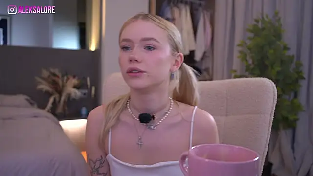 LexieLoree online show from March 22, 2026, 3:10 am