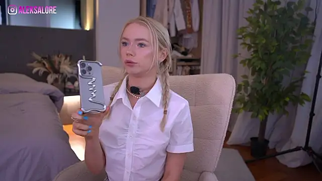 LexieLoree online show from March 30, 2026, 2:34 am