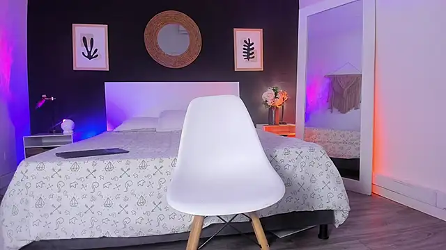 VioletPaket online show from November 9, 2025, 2:15 pm