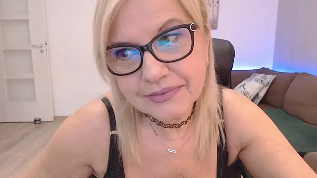 Snapshot of amberdoll4u chatting on December 16, 2024, 6:43 am amberdoll4u online show from December 16, 2024, 6:43 am