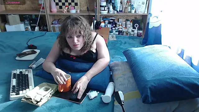 Snapshot of MiniNatalie chatting on October 16, 2025, 7:09 am MiniNatalie online show from October 16, 2025, 7:09 am