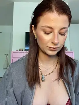 Snapshot of Mia-Minou chatting on April 21, 2026, 7:58 am Mia-Minou online show from April 21, 2026, 7:58 am