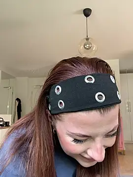 Snapshot of Mia-Minou chatting on May 21, 2026, 10:00 am Mia-Minou online show from May 21, 2026, 10:00 am