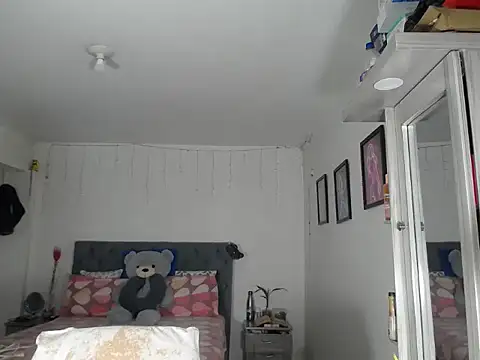 Snapshot of Corina_hot chatting on October 9, 2025, 8:51 pm Corina hot online show from October 9, 2025, 8:51 pm