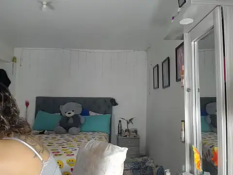 Snapshot of Corina_hot chatting on October 15, 2025, 8:20 pm Corina hot online show from October 15, 2025, 8:20 pm