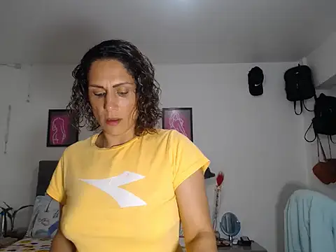 Snapshot of Corina_hot chatting on December 2, 2025, 10:16 pm Corina hot online show from December 2, 2025, 10:16 pm