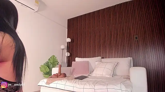 molly cams8 online show from April 18, 2026, 12:14 am