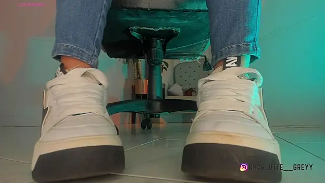 charlotte  grey online show from November 26, 2025, 8:32 pm