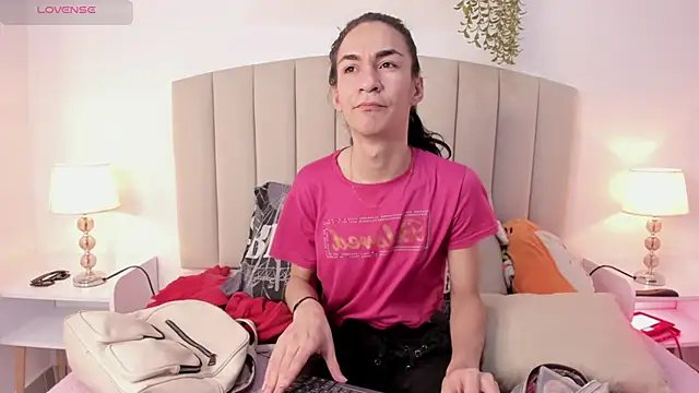 Mia thompson 19 online show from October 24, 2025, 8:38 pm