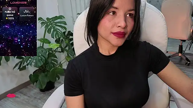 petite molly  online show from December 5, 2025, 12:47 pm